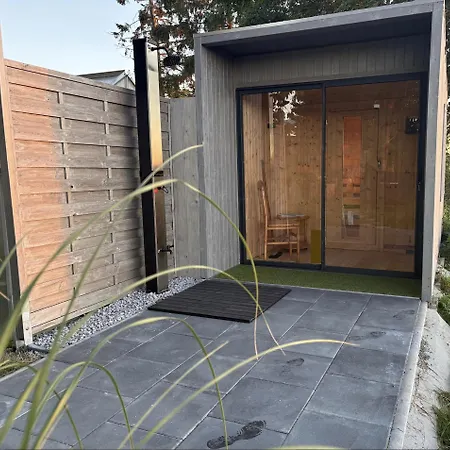 Huehnergott Beim Boddenstrand